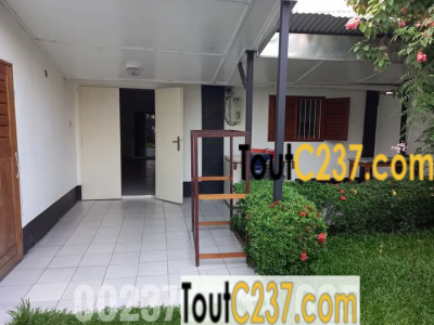 Villa pour activité commerciale à louer à Bali Douala