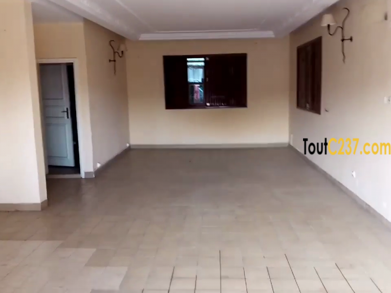 Maison duplex à louer à Bonaloka Douala