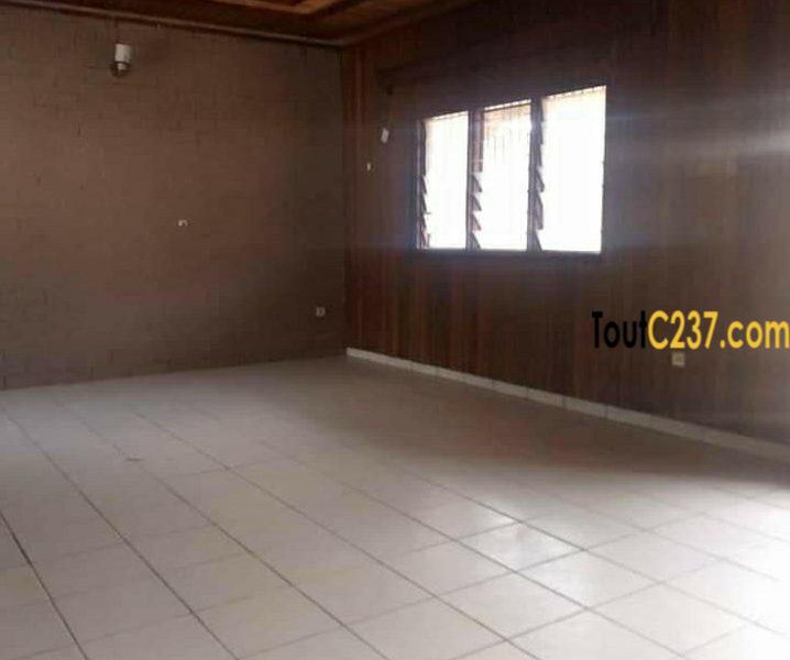 Maison villa à louer à Douala Logpom