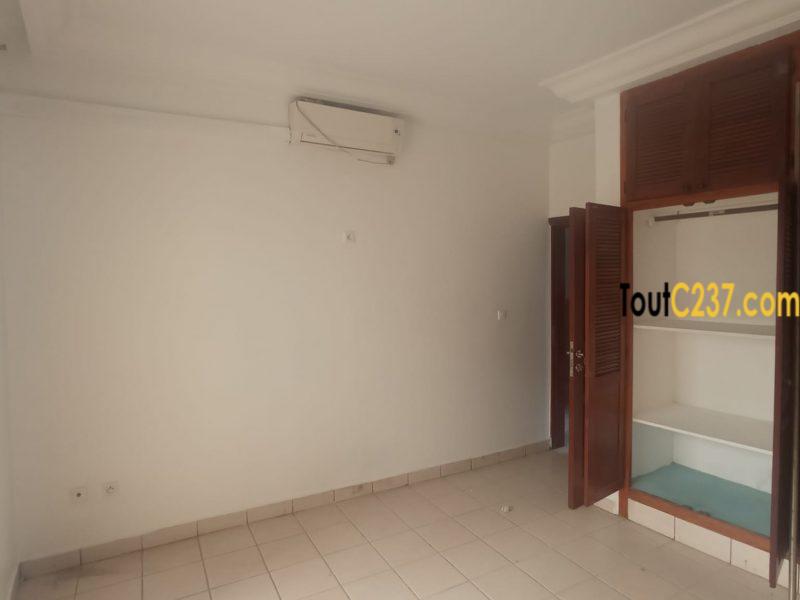 vaste appartement à louer à Bali Douala