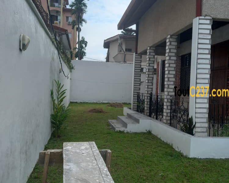 Maison Duplex à louer à Bonapriso Douala