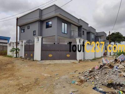 Maison en duplex à vendre à Yassa, Douala