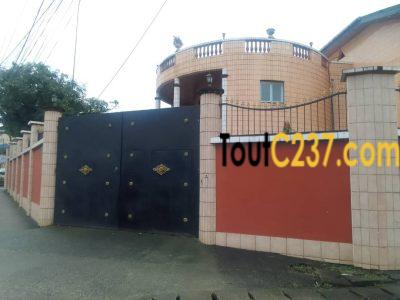 Duplex commercial à louer à Makepe, Douala